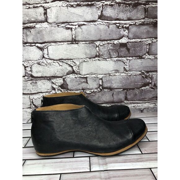 Cliff Dweller Vibram Black Leather Slip On Cap Toe Flats Women’s Sz 38.5EU/8M US - Picture 3 of 16